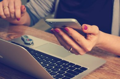 Gezeigt werden ein Smartphone und ein Laptop